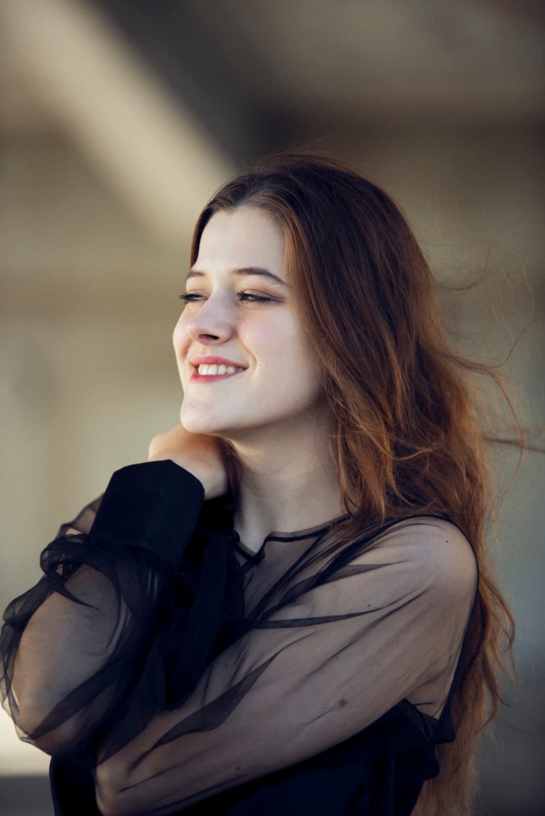 Backstage — sourire chaleureux