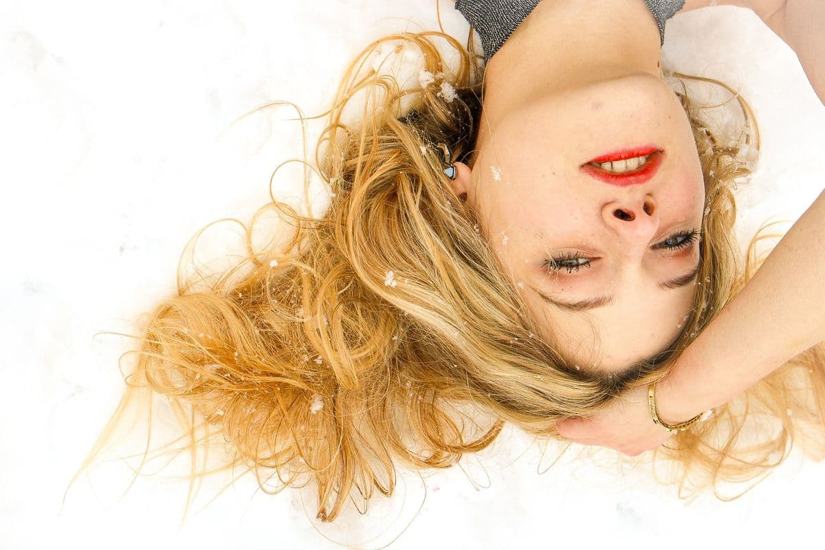 Vue d'en haut — cheveux blonds, lèvres rouges